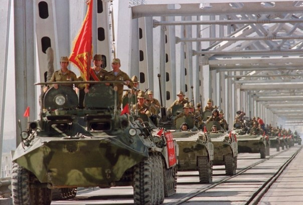 15 февраля 1989 года последний советский солдат перешел мост..0