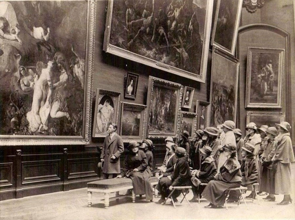 Американские туристы в Лувре, 1923 год.

..0