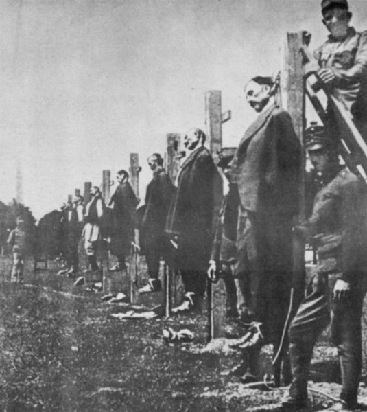 Австро-венгерские солдаты вешают гражданских лиц во время..0