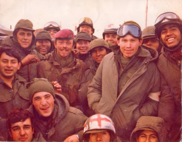 Британский десантник и пленные аргентинские солдаты, лето 1982..0