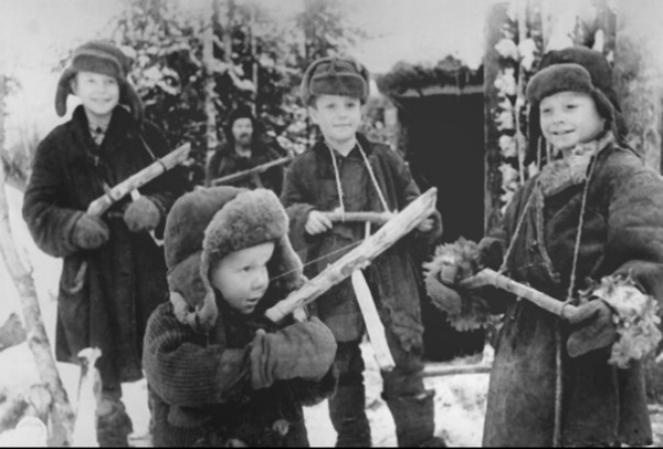 Дети играют в войнушку в партизанском лесу. СССР. Зима 1943..0