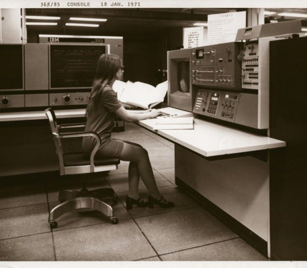 Девушка работает на компьютере IBM 360/85, 18 января 1971 года.

Больше..0