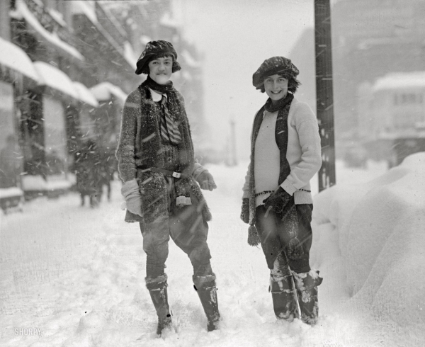 Две девушки радуются снегу, США, 1920-е.

..0