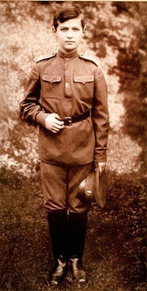 Ефрейтор Русской армии Алексей Романов. 1916 г.

Больше..0