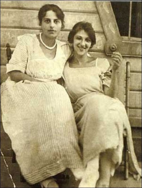 Фаина Раневская (справа) со старшей сестрой Изабеллой,..0