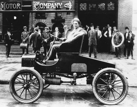 Генри Форд с одной из ранних версий своего автомобиля модели А,..0