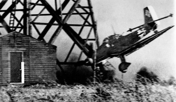 Гибель пикирующего бомбардировщика Ju-87.

Больше исторических..0