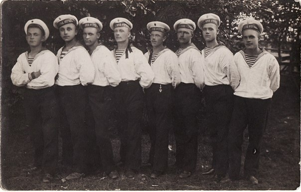 Группа моряков. 1910 г.

Больше исторических фото..0