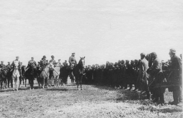 Император Николай II беседует с волостными старшинами во время..1