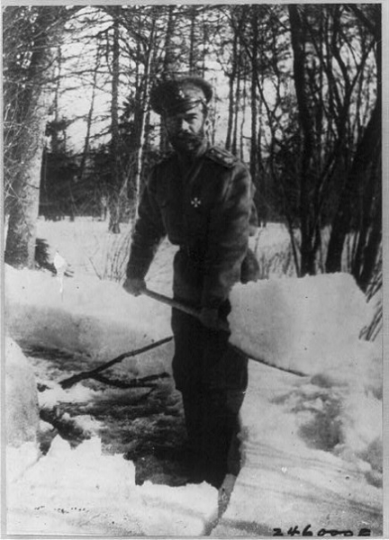 Император Николай II разгребает снег в парке Царского Села, куда..0