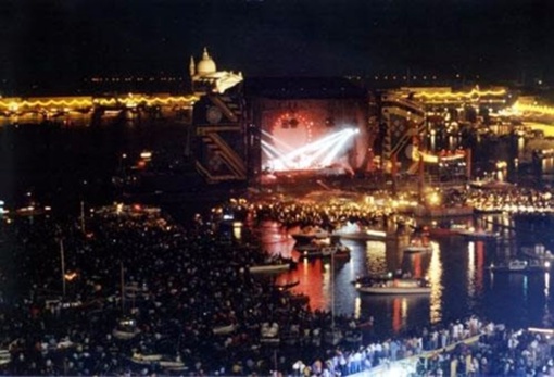 Концерт Pink Floyd в Венеции, 1989 год.

Транслировали концерт более чем..8