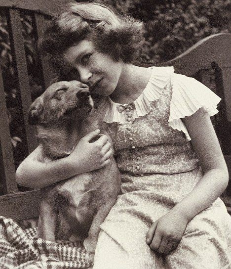 Королева Елизавета с собакой, 1936 год.

Больше исторических фото..0
