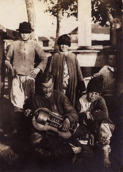 Лирник с поводырем, Полтавщина, Украина, 1910-е.

Больше..0