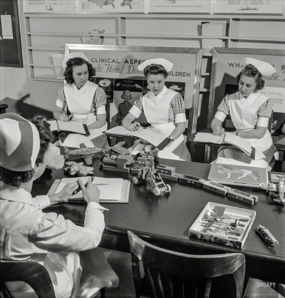 Медсестры Нью-Йоркского детcкого госпиталя проходят тренинг 
по..0