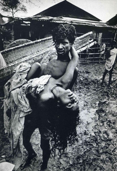 Мужчина несет женщину с заболеванием холеры, Бангладеш, 1971..0