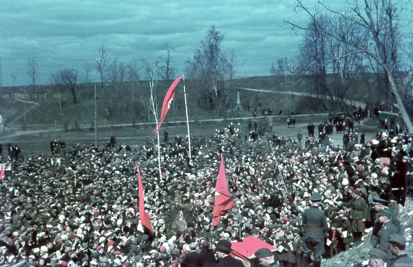 Первомай в Смоленске, 1942 год.

Больше исторических фото..2