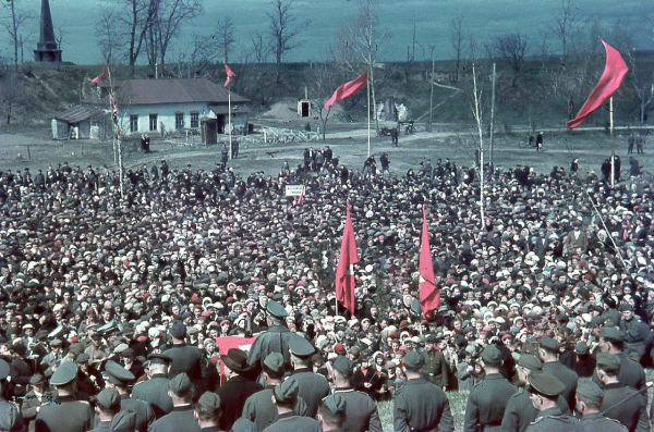 Первомай в Смоленске, 1942 год.

Больше исторических фото..1