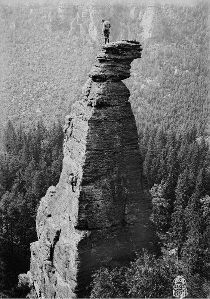 Подъём альпинистов на скалу в швейцарских Альпах, 1920 год.

Больше..0