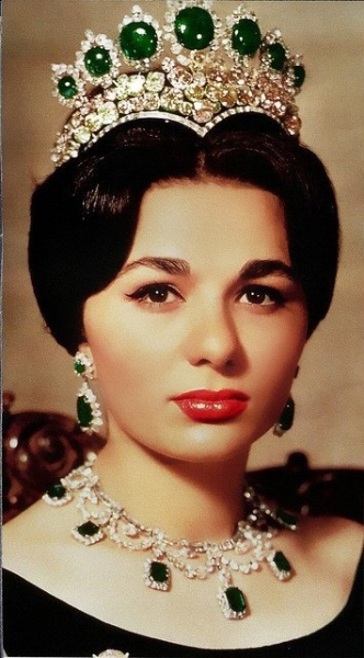 Последняя императрица Ирана Фарах Пехлеви... 
В 1979 году свергнута..1