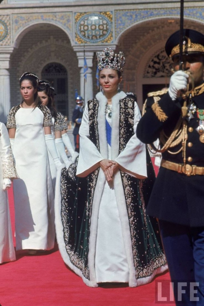 Последняя императрица Ирана Фарах Пехлеви... 
В 1979 году свергнута..9