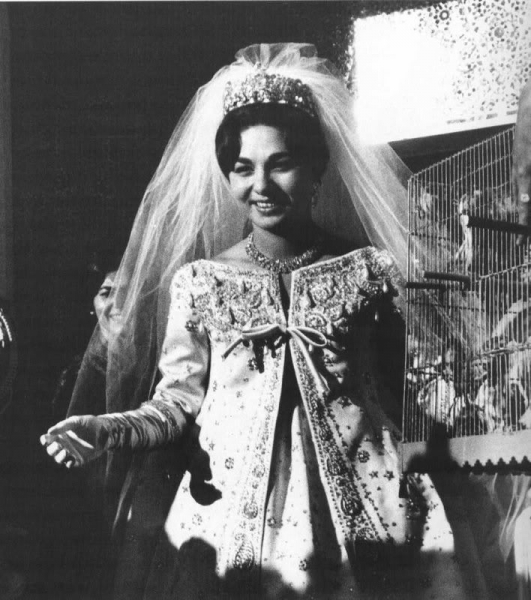 Последняя императрица Ирана Фарах Пехлеви... 
В 1979 году свергнута..5