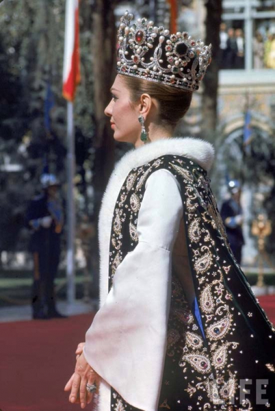 Последняя императрица Ирана Фарах Пехлеви... 
В 1979 году свергнута..0