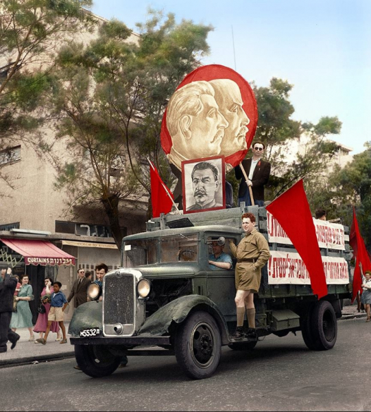 Празднование Первомая в Израиле. Тель Авив. 1947 г.

Больше..0