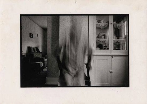 Приход смерти за пожилой женщиной, 1969 год.
Фотограф: Duane Michals.

 Duane..4