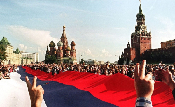 Пронос Российского флага по улицам Москвы после провала ГКЧП в..0