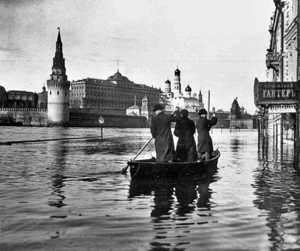 Проплывая по московским улицам...  Самое большое наводнение за..0