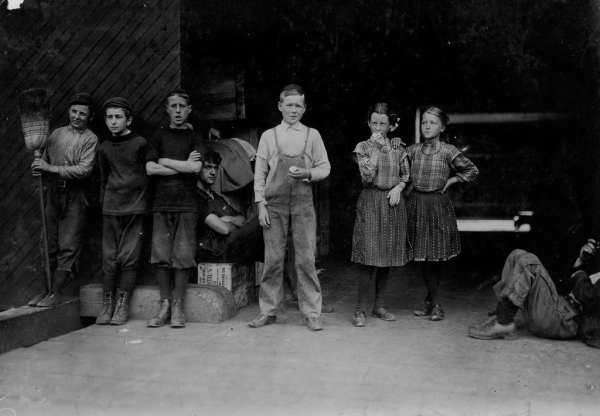Разделка рыбы детьми.

 Льюис Хайн был одним из первых фотографов,..6