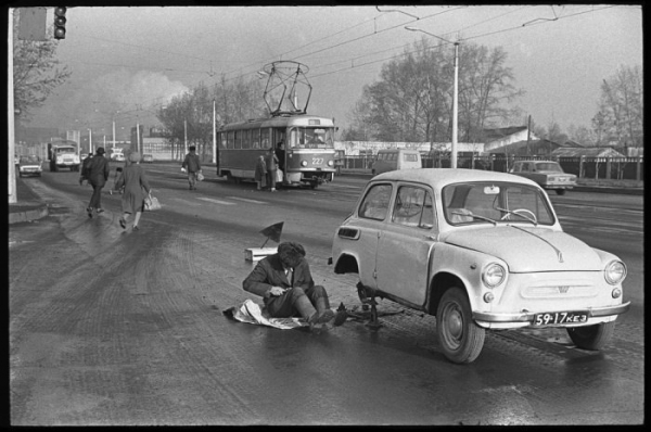 Ремонт автомобиля ЗАЗ–965 на проезжей части, СССР, 13 октября 1981..0