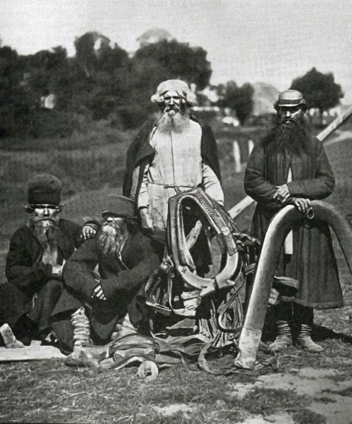 Русские мужики с конской упряжью. 19 век.

Больше исторических..0