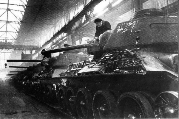 Сборка средних танков Т-34 на танковом заводе. Возможно это..0