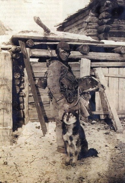 Сибирский охотник с собакой. Деревня Яркина Енисейского уезда,..0