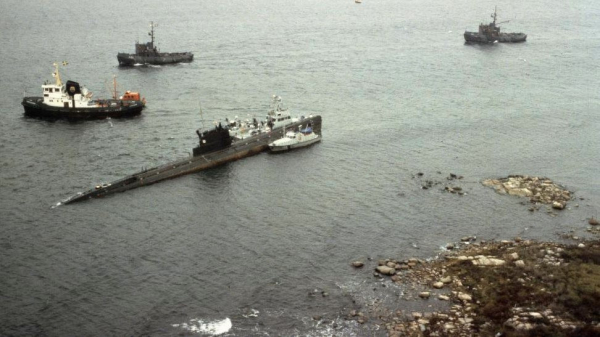 Спасательные суда Королевских ВМС Швеции снимают севшую на мель..0