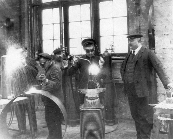 Сварщики за работой в цехе чугунолитейного и..0