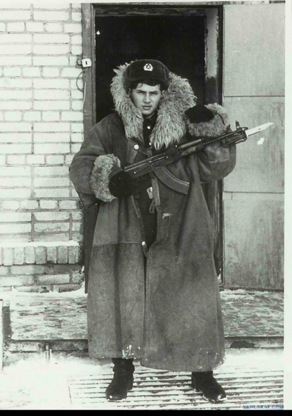 Тулуп на посту,вещь не заменимая.

..0