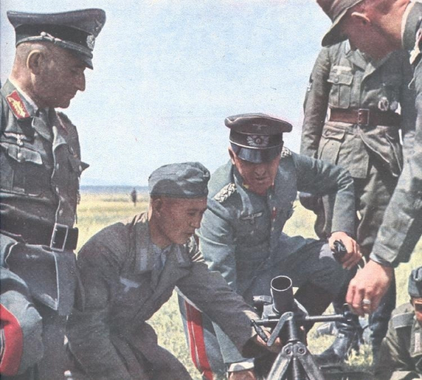 Туркестанские добровольцы на занятиях, осень 1943 года.

Больше..0