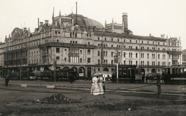 У здания гостиницы «Метрополь»
1910-е годы.

Больше исторических..0