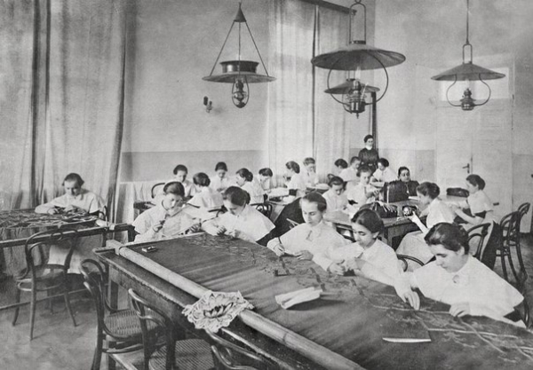 Урок рукоделия в Смольном институте

..0