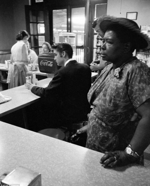 В кафе Теннеси: Элвис Престли сидя ждёт свою порцию бекона с..0