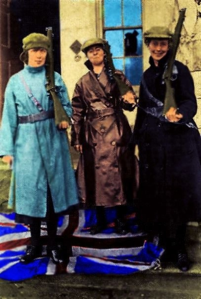 Женщины из Cumann na mBan стоят на британском флаге во время Войны за..0