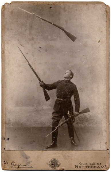 Жонглирование ружьями, 1890-е.

..0