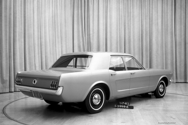 4-дверный седан Ford Mustang, 1963 год.

..1