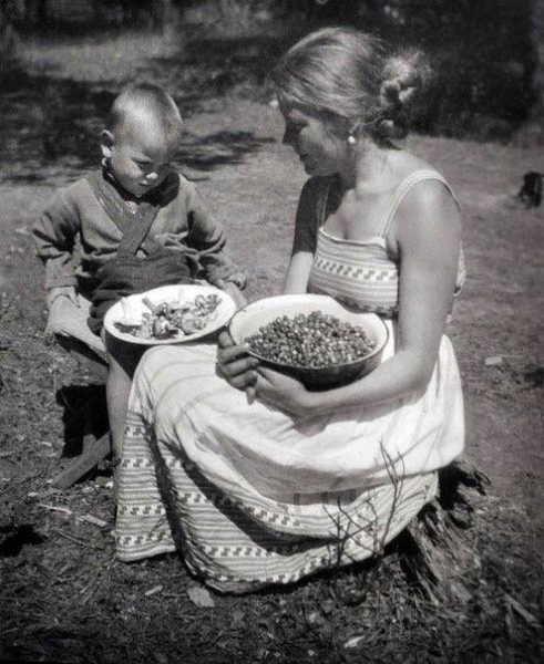 Андрей Тарковский с мамой... 1935

..0