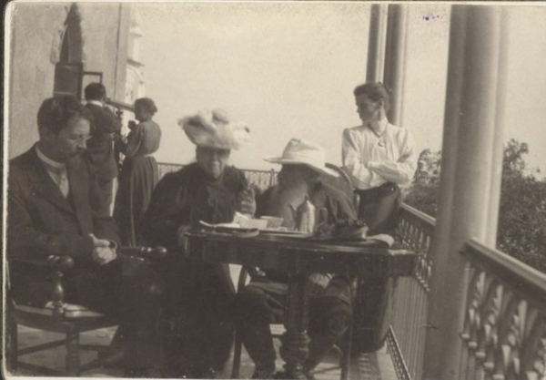 Антон Чехов в гостях у Льва Толстого.

1901 год.

Больше..0