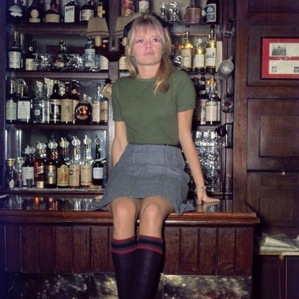 Брижит Бардо в лондонском пабе, 1968 год.

..0