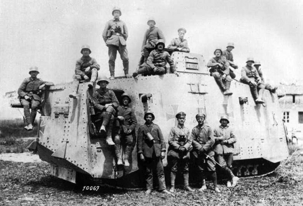 Часть экипажа первого немецкого танка Sturmpanzerwagen A7V (всего в..0