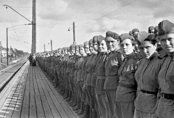 Девушки-снайперы перед отправкой на фронт, 1943 год.

Больше..0